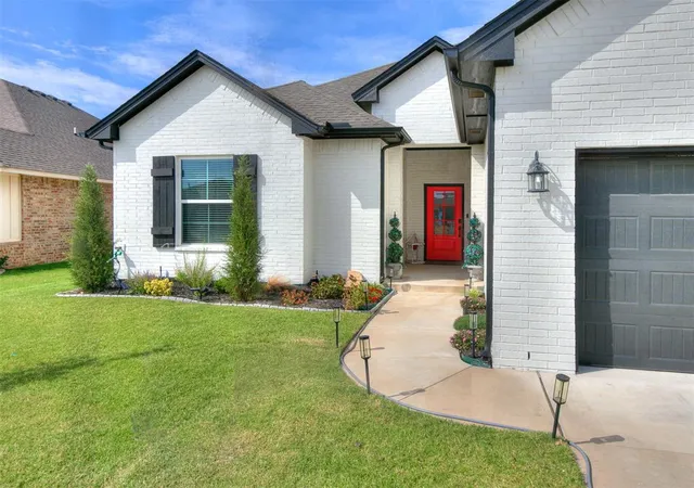 2nd image of 10812 Glover River Dr, Yukon, OK 73099 | MLS# 1241061