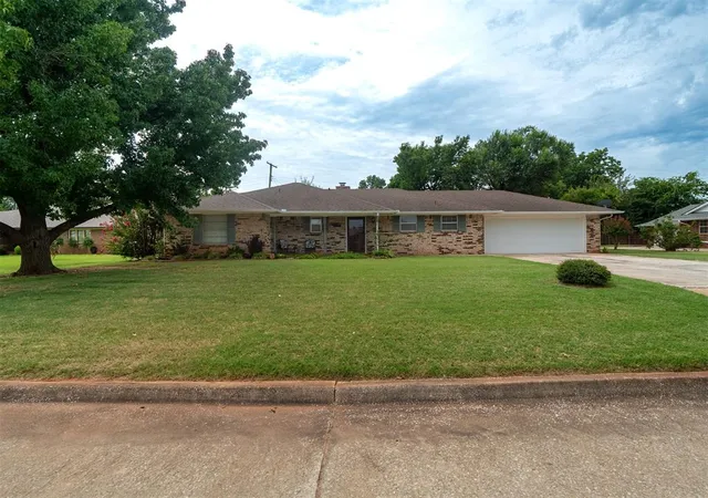 1st image of 207 E Chicago St, Shawnee, OK 74804 | MLS# 1241065