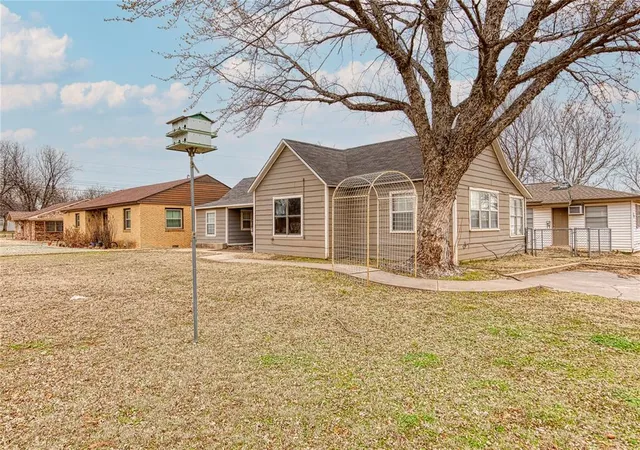 2nd image of 400 N 6th St, Weatherford, OK 73096 | MLS# 1241102
