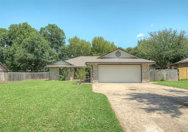 1st image of 1978 Spencer Dr, Harrah, OK 73045 | MLS# 1241103
