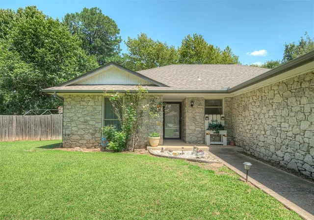 2nd image of 1978 Spencer Dr, Harrah, OK 73045 | MLS# 1241103