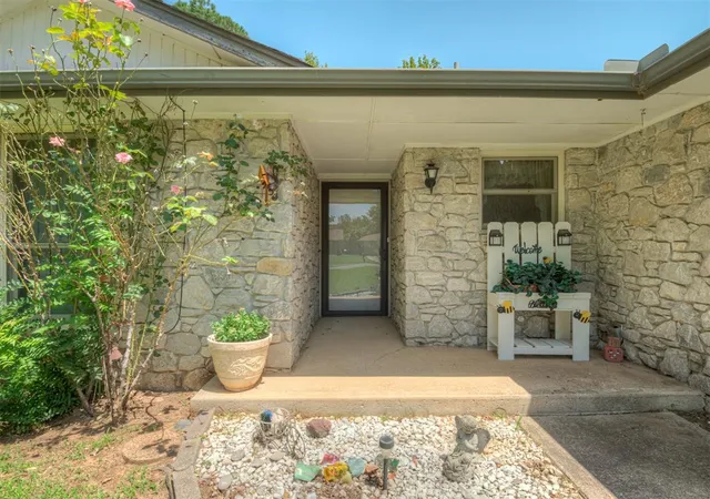 3rd image of 1978 Spencer Dr, Harrah, OK 73045 | MLS# 1241103