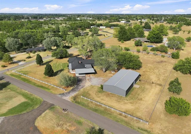 2nd image of 310 Cottonwood Dr, Tuttle, OK 73089 | MLS# 1241136