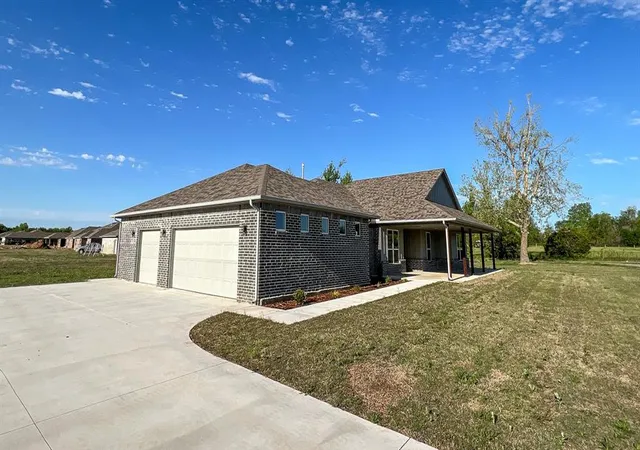 Photo 5 of Single family home for sale at 102 Olde Ml Rd, Jones, OK 73049 | MLS# 1241140 | Listing updated on 2026-08-19