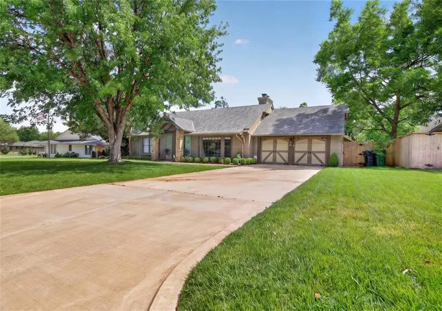 Photo 2 of Sale Pending at 2606 Warwick Dr, Oklahoma City, OK 73116 | MLS# 1241143 | Listing updated on 2026-08-01