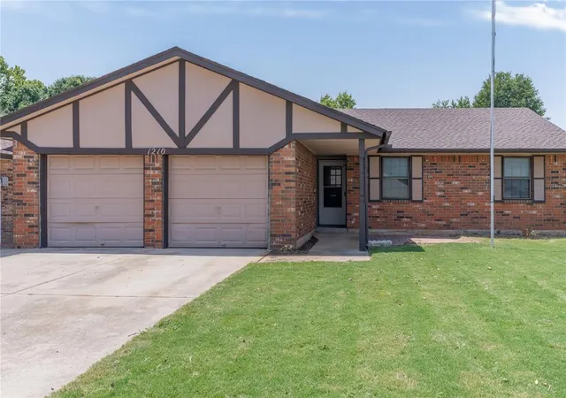 2nd image of 1210 Garden Grv, Yukon, OK 73099 | MLS# 1241144