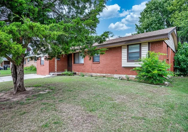 3rd image of 811 Nw 1St St, Moore, OK 73160 | MLS# 1241160