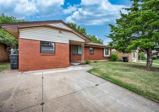 4th image of 811 Nw 1St St, Moore, OK 73160 | MLS# 1241160