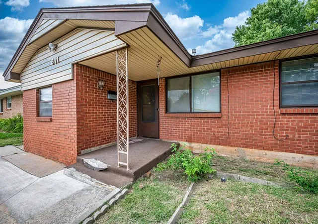 1st image of 811 Nw 1st St, Moore, OK 73160 | MLS# 1241160