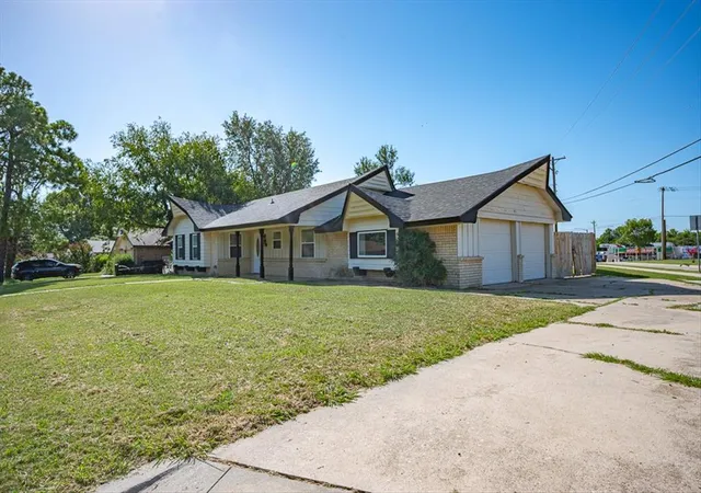 Photo 3 of Single family home for sale at 100 Bellaire Dr, Moore, OK 73160 | MLS# 1241190 | Listing updated on 2026-08-07