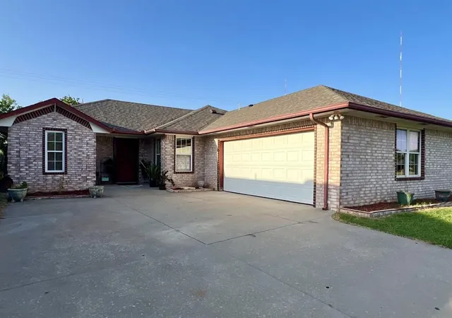 Single family home for sale at 717 NE 85th Street, Oklahoma City, OK 73114 | MLS# 1241209