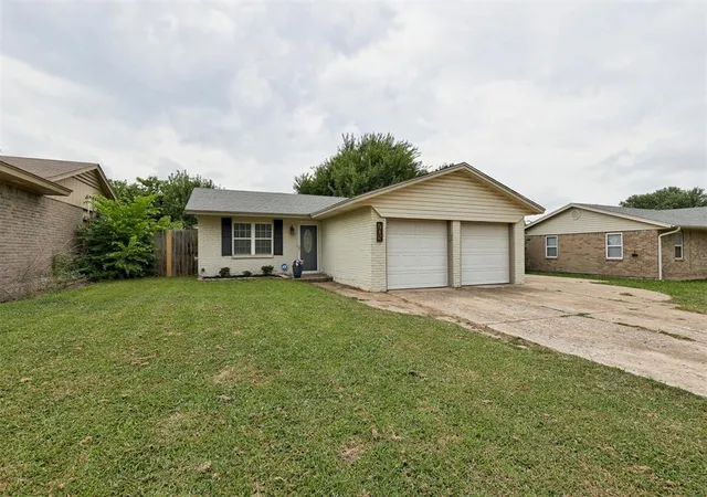 2nd image of 705 S Highland Dr, Mustang, OK 73064 | MLS# 1241226