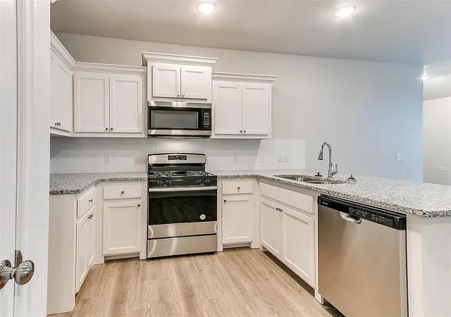 Listing Photo 4 - Condo for sale in building located at 3707 Franks Wy, Bethany, OK 73008
