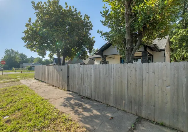 Photo 2 of Single family home for sale at 422 Se 17th Street, Oklahoma City, OK 73129 | MLS# 1241263 | Listing updated on 2026-08-10