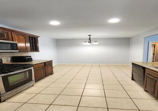 2nd image of 13705 Oxford Dr, Edmond, OK 73013
