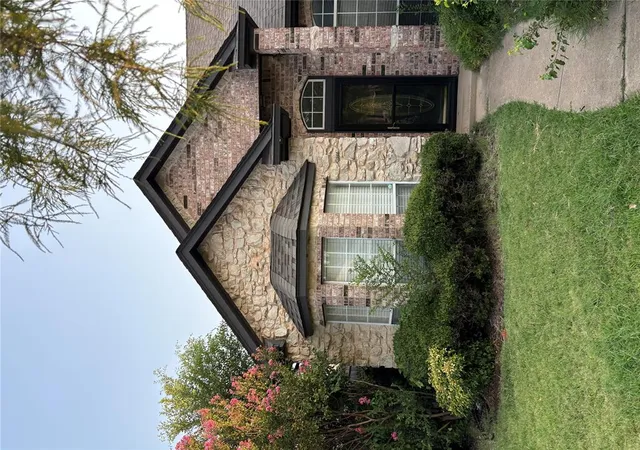 Photo 2 of Single family home for sale at 2009 Del Simmons Dr, Edmond, OK 73003 | MLS# 1241327 | Listing updated on 2026-09-19