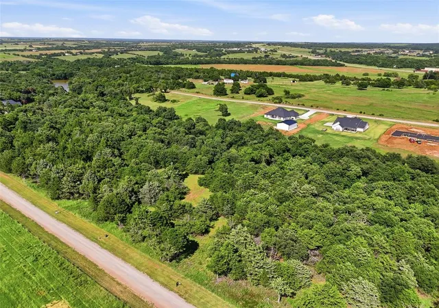3rd image of 960 Creekside Trl #004, Guthrie, OK 73044 | MLS# 1241338