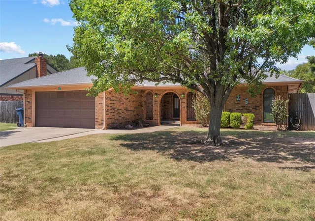 Photo 2 of Sale Pending at 25 Corona Dr, Oklahoma City, OK 73149 | MLS# 1241350 | Listing updated on 2026-08-25