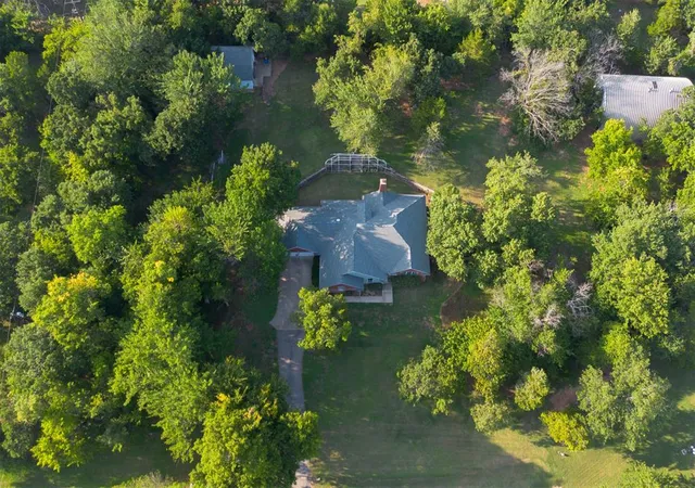 Photo 2 of Sale Pending at 3333 Everett Dr, Edmond, OK 73013 | MLS# 1241354 | Listing updated on 2026-08-31