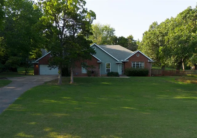 Photo 3 of Sale Pending at 3333 Everett Dr, Edmond, OK 73013 | MLS# 1241354 | Listing updated on 2026-08-31