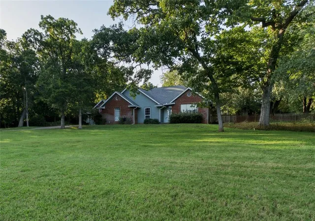 Photo 3 of Sale Pending at 3333 Everett Dr, Edmond, OK 73013 | MLS# 1241354 | Listing updated on 2026-08-31