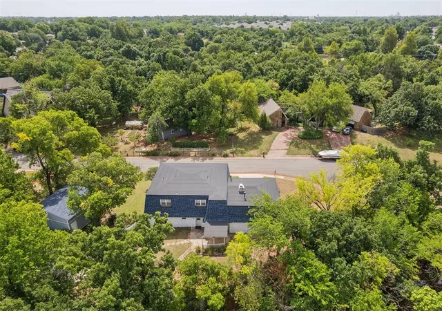 Photo 3 of Sale Pending at 2709 Trail Crk Rd, Edmond, OK 73012 | MLS# 1241360 | Listing updated on 2026-08-25