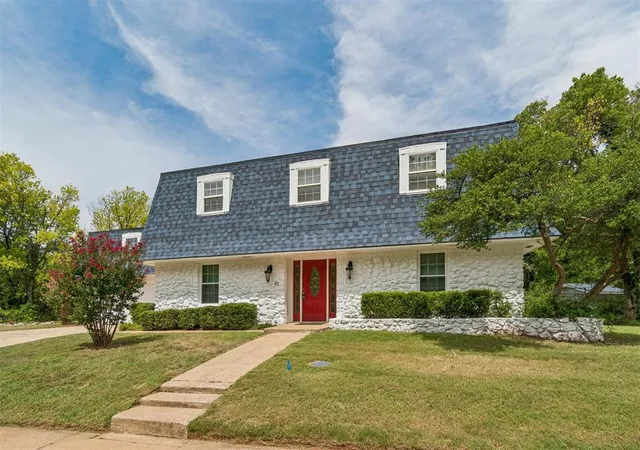 Photo 3 of Sale Pending at 2709 Trail Crk Rd, Edmond, OK 73012 | MLS# 1241360 | Listing updated on 2026-08-25