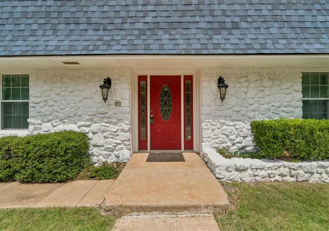Photo 4 of Sale Pending at 2709 Trail Crk Rd, Edmond, OK 73012 | MLS# 1241360 | Listing updated on 2026-08-25
