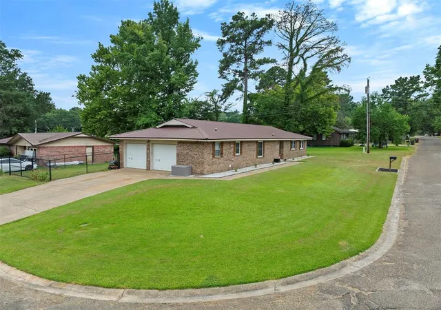 1st image of 1402 Se Jackson St, Idabel, OK 74745 | MLS# 1241384