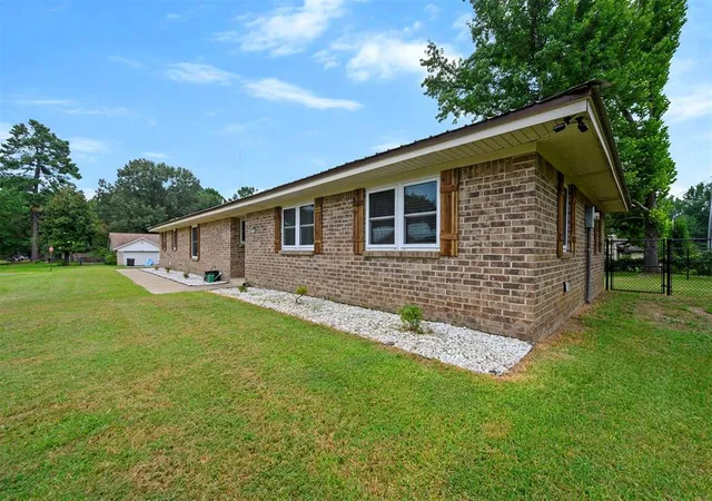 2nd image of 1402 Se Jackson St, Idabel, OK 74745 | MLS# 1241384