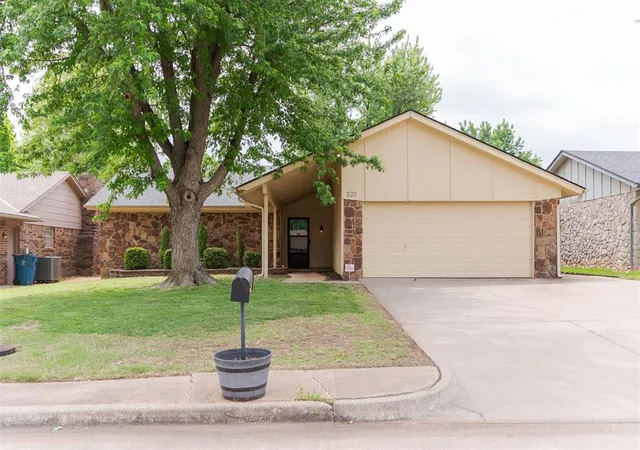 2nd image of 320 Elwood Dr, Edmond, OK 73013 | MLS# 1241387