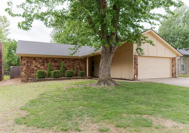 3rd image of 320 Elwood Dr, Edmond, OK 73013 | MLS# 1241387