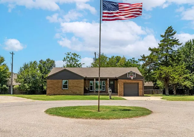 1st image of 812 Allison Pl, El Reno, OK 73036 | MLS# 1241390