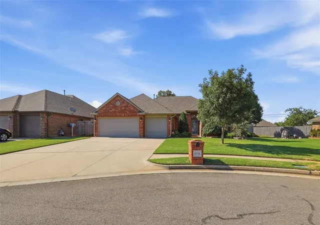 2nd image of 10716 Nw 37th St, Yukon, OK 73099 | MLS# 1241391
