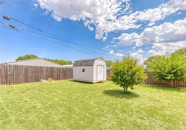 14th image of 105 Mitchell Dr, Elk City, OK 73644 | MLS# 1241419