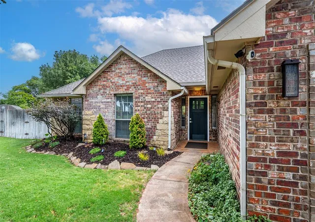 2nd image of 139 Tulip Trl, Edmond, OK 73025 | MLS# 1241456