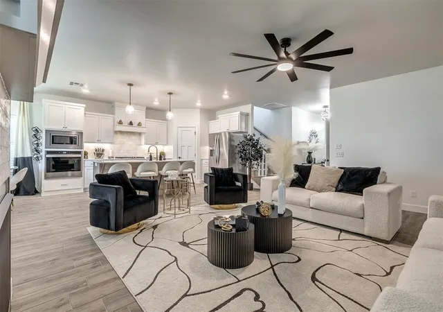 2nd image of 101 Carlow Wy, Yukon, OK 73099 | MLS# 1241458