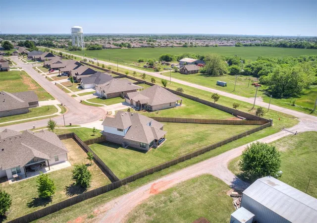 4th image of 101 Carlow Wy, Yukon, OK 73099 | MLS# 1241458
