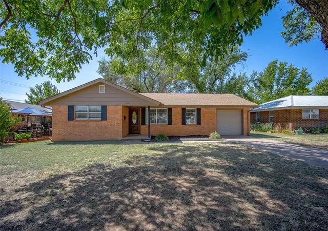 Photo 1 of Sale Pending at 403 Garrett Ave, Lindsay, OK 73052 | MLS# 1241471 | Listing updated on 2026-10-02