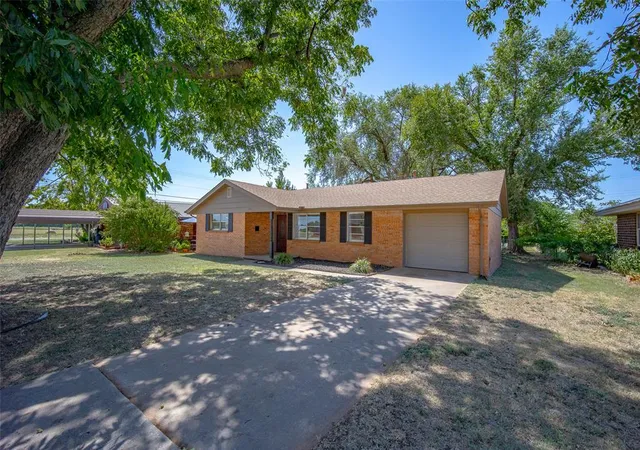 Photo 2 of Sale Pending at 403 Garrett Ave, Lindsay, OK 73052 | MLS# 1241471 | Listing updated on 2026-10-02