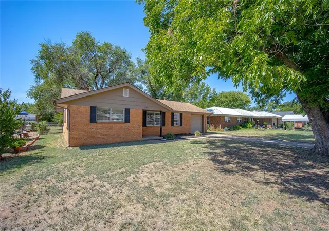 Photo 3 of Sale Pending at 403 Garrett Ave, Lindsay, OK 73052 | MLS# 1241471 | Listing updated on 2026-10-02