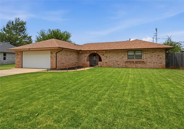 Photo 2 of Single family home for sale at 11917 Camelot Pl, Oklahoma City, OK 73120 | MLS# 1241517 | Listing updated on 2026-08-27