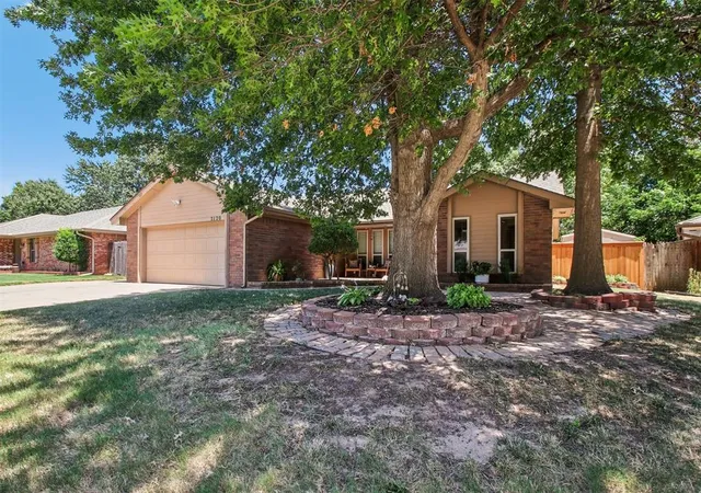 image of 2120 Everglade Ct, Yukon, OK 73099 | MLS# 1241530
