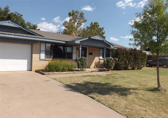 Photo 4 of Sale Pending at 1908 N Robin St, Altus, OK 73521 | MLS# 1241562 | Listing updated on 2026-10-12