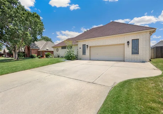 2nd image of 812 Julies Trl, Edmond, OK 73012 | MLS# 1241596
