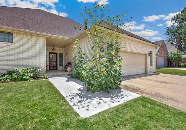 3rd image of 812 Julies Trl, Edmond, OK 73012 | MLS# 1241596