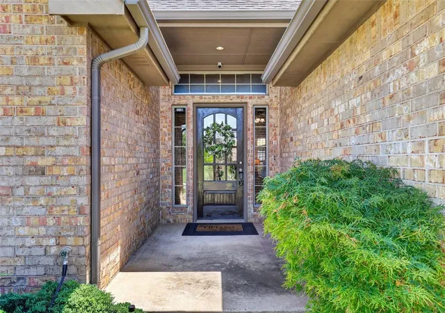 Photo 4 of Sale Pending at 300 Crossland Ct, Edmond, OK 73003 | MLS# 1241611 | Listing updated on 2026-08-10