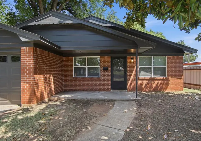 2nd image of 420 W Minnesota Ave, Chickasha, OK 73018 | MLS# 1241635
