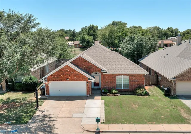 1st image of 825 Oak Creek Dr, Moore, OK 73160 | MLS# 1241651