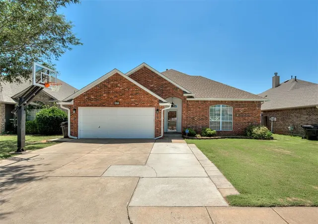 3rd image of 825 Oak Creek Dr, Moore, OK 73160 | MLS# 1241651